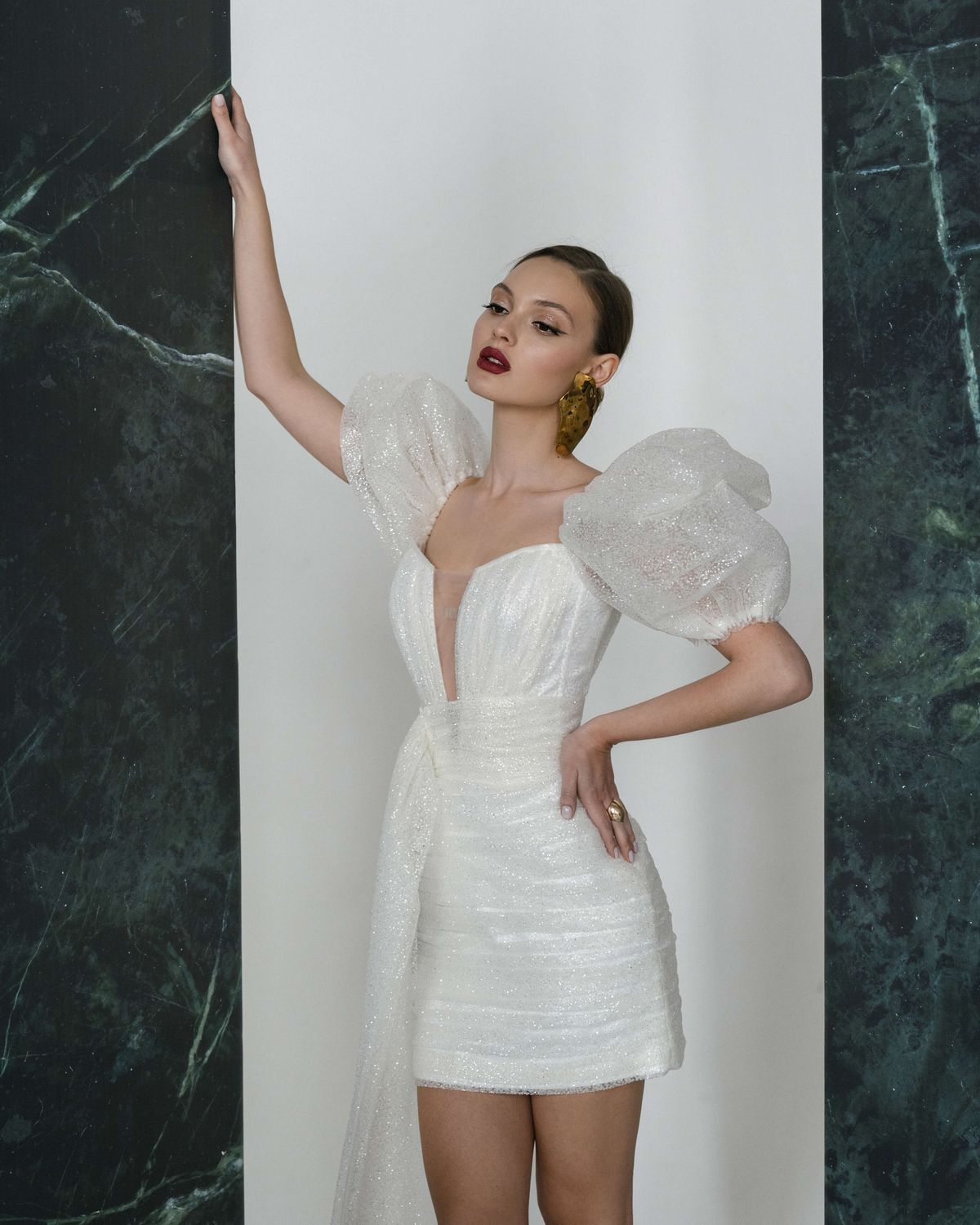 Short wedding dress with glitter, sleeves and a bow by rara avis.5