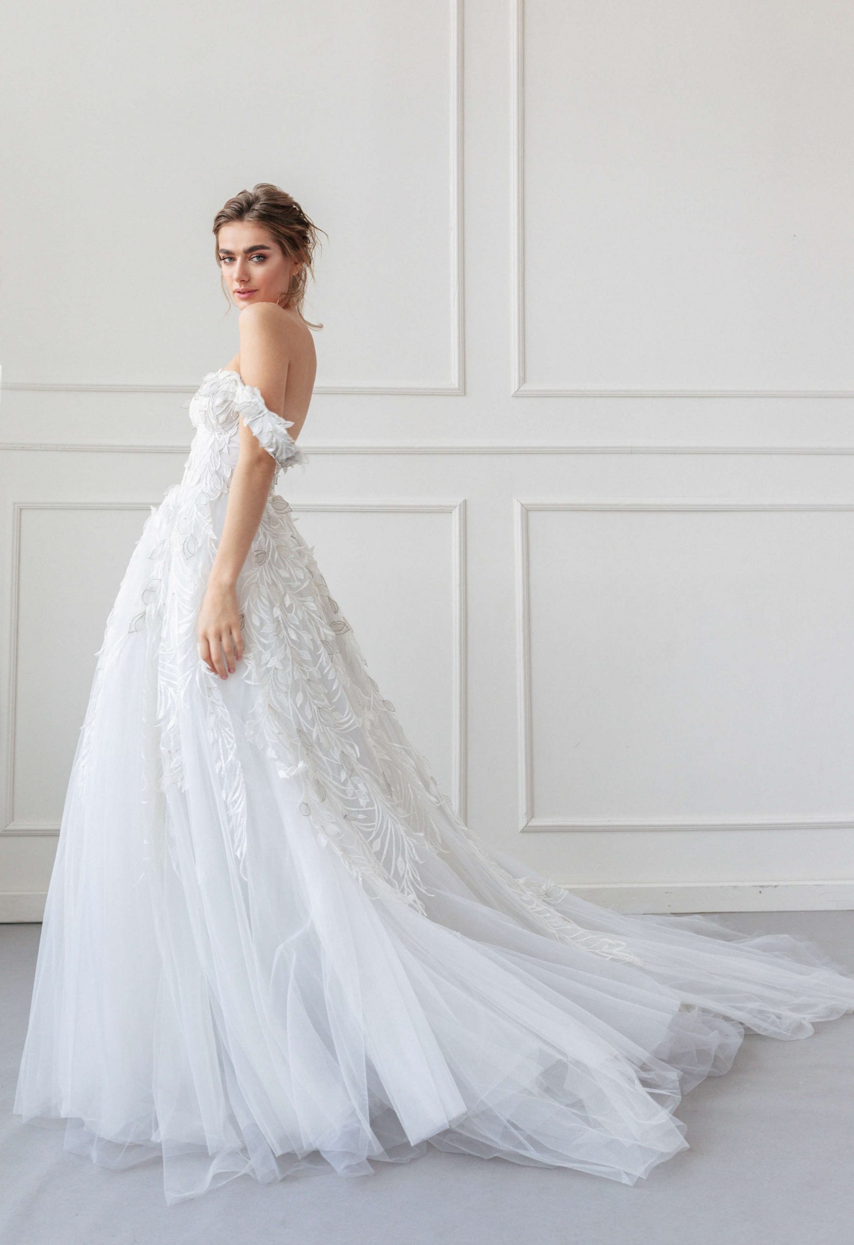 Off shoulders A-silhouette wedding dress. 3