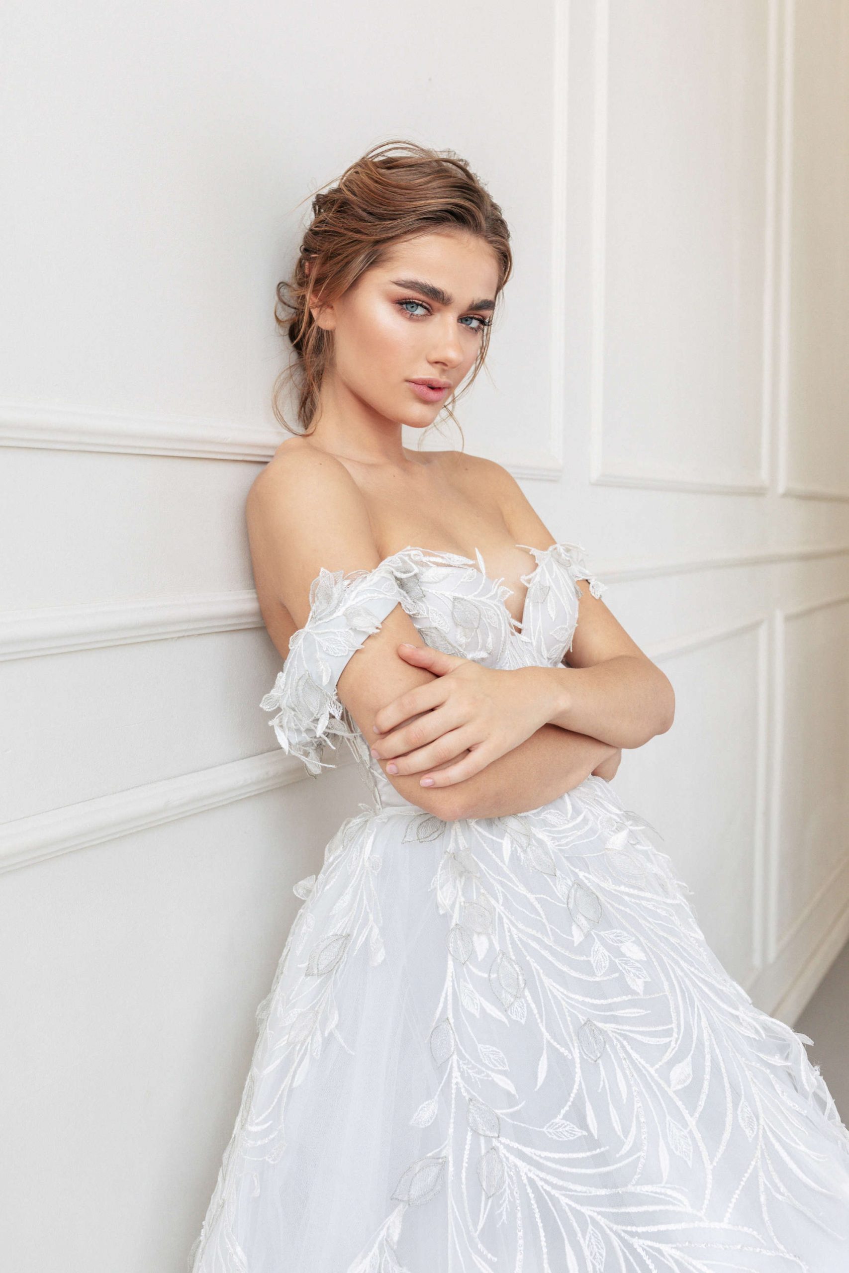 Off shoulders A-silhouette wedding dress. 1