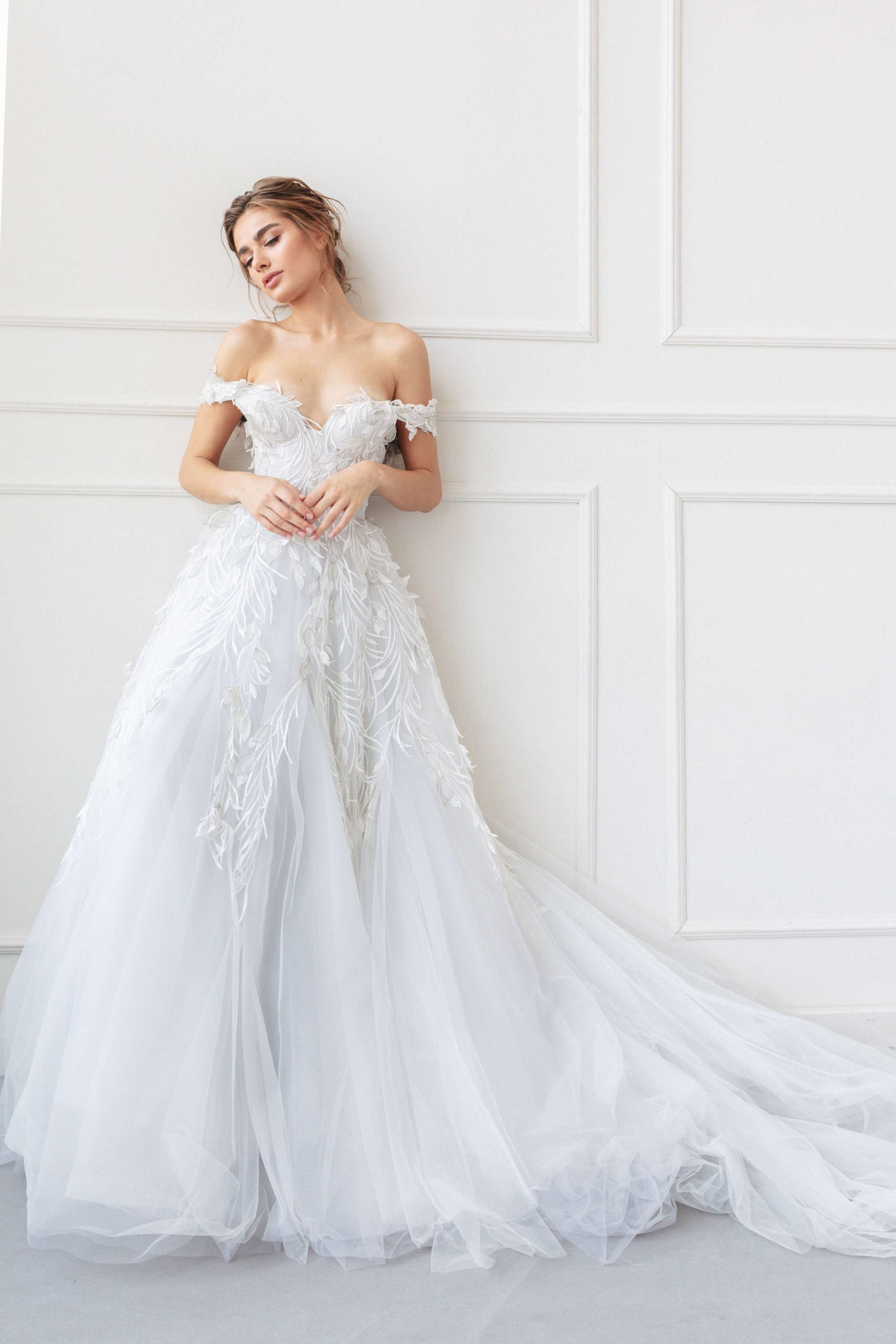 Off shoulders A-silhouette wedding dress. 4