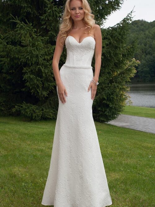 White, sweetheart, fitted wedding dress by Rara Avis.2