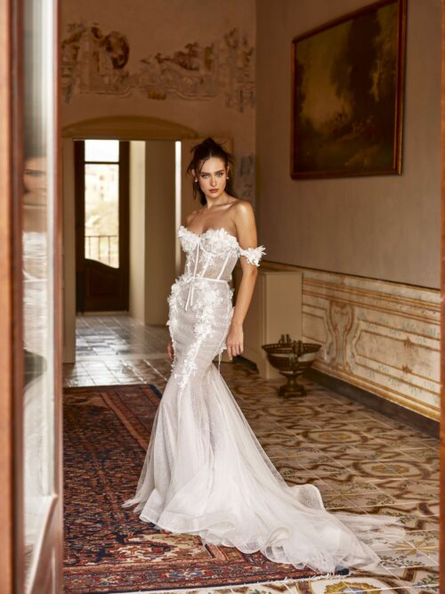 Mermaid lace wedding dress Polina with removable voluminous sleeves and decorated with flowers by rara avis designer. 2